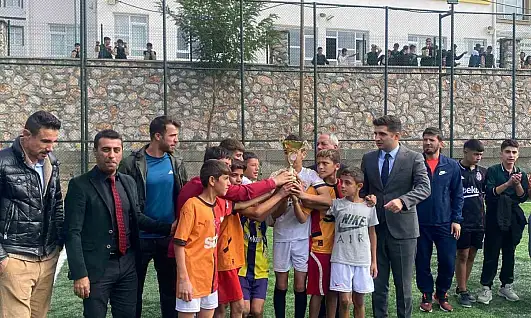 Arıcak'ta düzenlenen ortaokullar arası futbol turnuvası tamamlandı