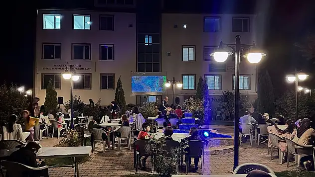 Arıcak ilçesinde düzenlenen açık hava sinema etkinliği