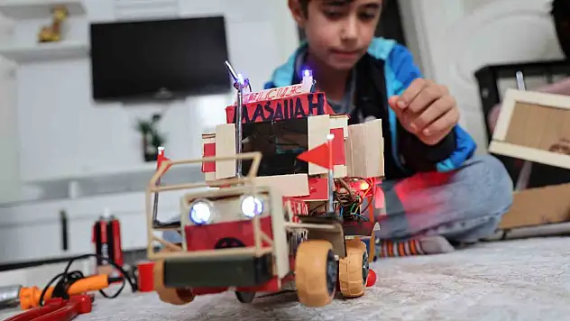 Atık malzemeler ve harçlığı ile traktör maketi yapan Selçuk, Selçuk Bayraktar'ı örnek alıyor