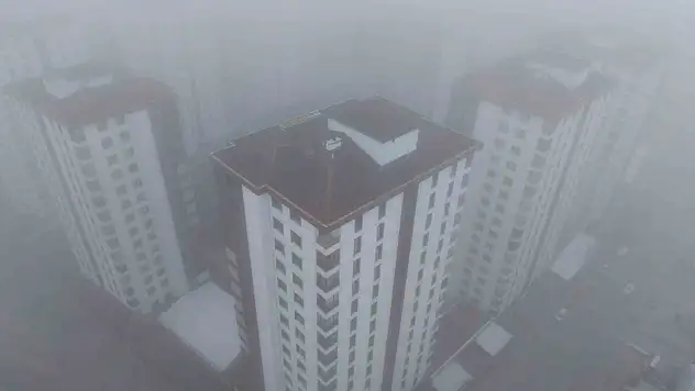 Elazığ'da 200 metre mesafeden itibaren şehir, yoğun sisin içinde kayboldu.