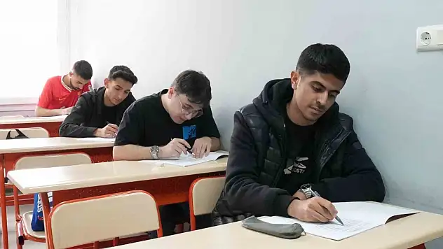 Elazığ'da 9 bin öğrenci sınav heyecanı yaşadı.