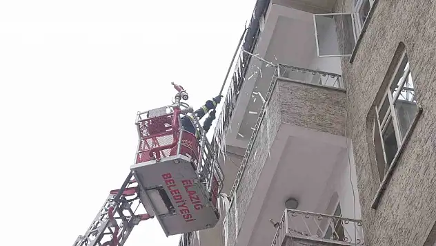 Elazığ'da itfaiye ekipleri, oluşturduğu tehlikeleri önlemek amacıyla buz sarkıtlarını temizliyor.