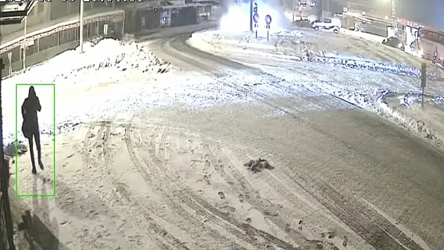 Elazığ'da buzlanma yüzünden kayan tır KGYS direğine çarptı: 1 yaralı.