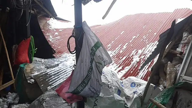 Elazığ'da Kar ve Fırtına Köyün Marketine Zarar Verdi