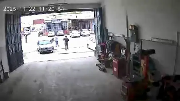 Elazığ'da motosiklet kazası güvenlik kamerasına takıldı.