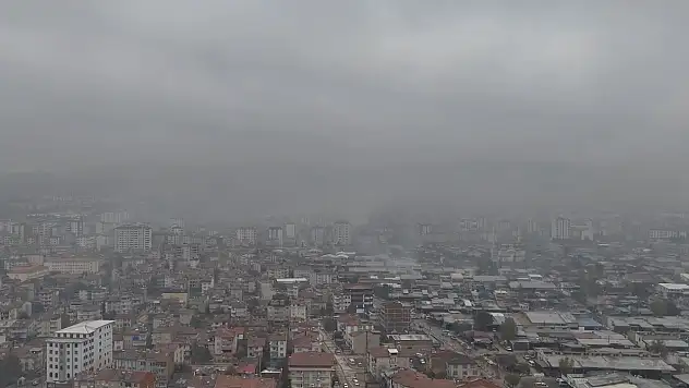 Elazığ'da sis etkisini göstermeye devam ediyor.