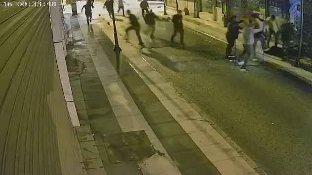 Elazığ'da bir kişi, sokak ortasında darp edildi.