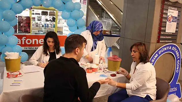 Fethi Sekin Şehir Hastanesi, diyabetle ilgili bilgilendirme çalışmalarına odaklanıyor.
