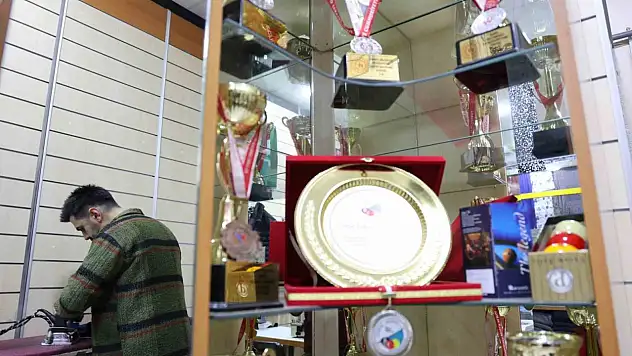 Gündüz terzi, akşam bilardo ustası