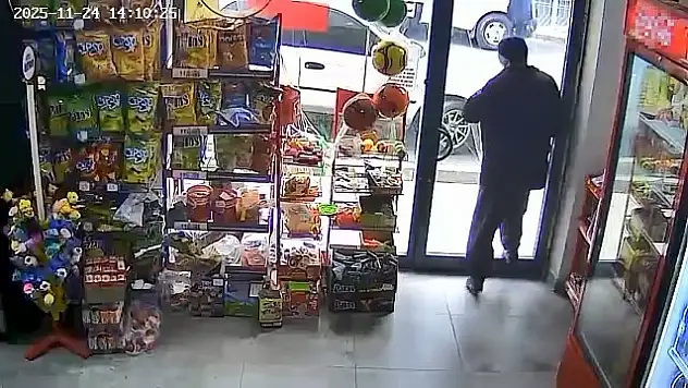 Kapıyı fark etmedi, kafasıyla camı kırdı