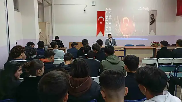 Karakoçan'da öğrenciler için konferans  düzenlendi.