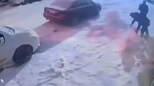 Kardan adama tekme attı.