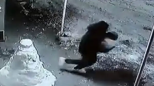 Kardan adamın kafasını çaldılar