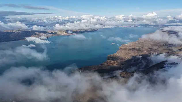 Karla kaplı dağ ve göl, kartpostallık görüntüler sundu.