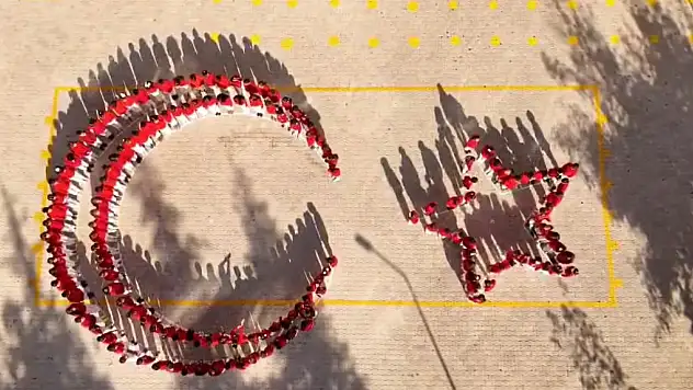 Öğrencilerin ay-yıldız şeklindeki koreografisi büyük ilgi gördü