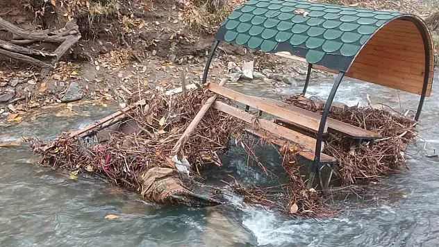 Palu'da Teke Deresi taştı ve taşkın nedeniyle bazı banklar sürüklendi.