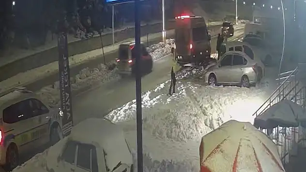 Park halindeki araçlara çarpıp kaçtı: Olay kameraya yansıdı