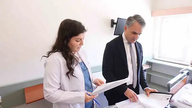 Prof. Dr. Gözel, gereksiz antibiyotik kullanımının hastaların sağlığını iyileştirmekten çok daha da kötüleştirebileceğini belirtti