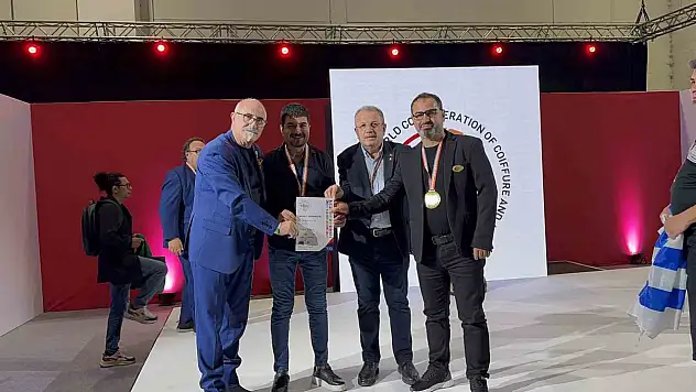 Türk Kuaför, İngiltere'de Dünya Sahnesindeki Yerini Alıyor.