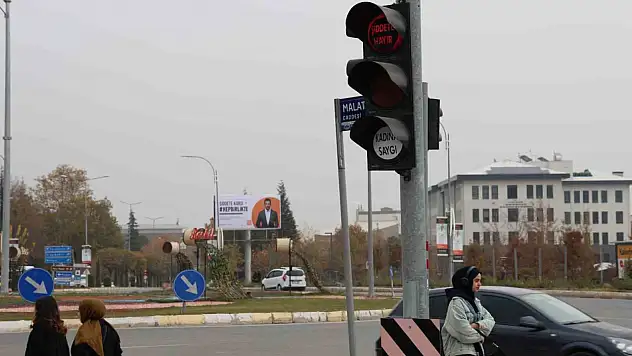 Türkiye'de bir ilk: Trafik ışıklarında 'Şiddete Hayır' ve 'Kadına Saygı' mesajları.