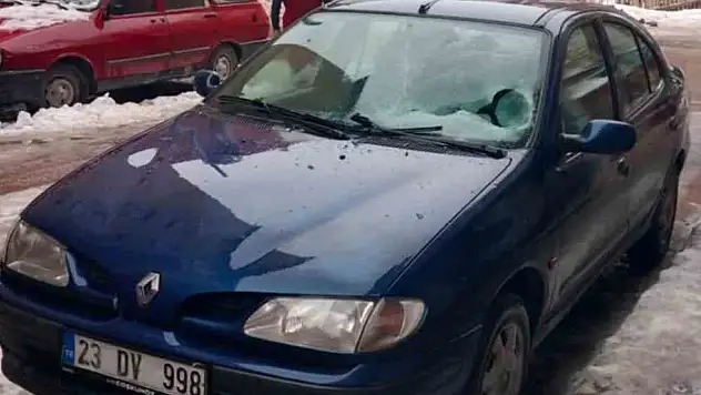 Aracın camı, üzerine düşen buz nedeniyle zarar gördü