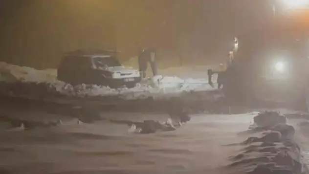 Yoğun kar yağışı nedeniyle yol kapandı, ekipler mahsur kalan araca ulaştı.
