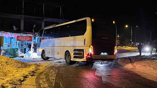 Elazığ'da Korku Dolu Anlar: Otobüs Devrilmekten Son Anda Kurtarıldı