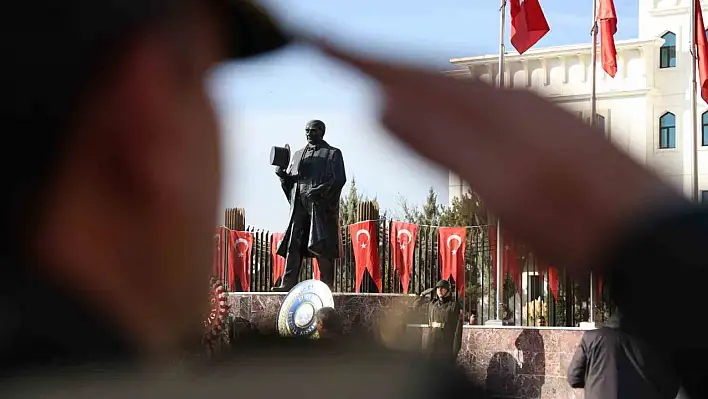 Elazığ'da 10 Kasım tarihinde Atatürk, saygı ve minnetle anıldı.