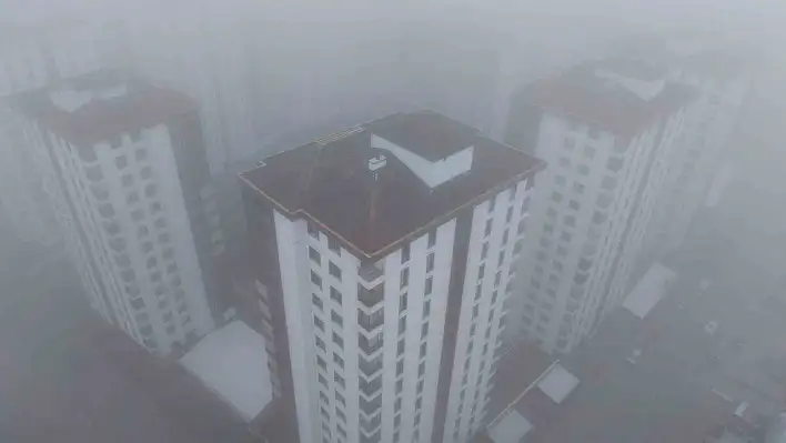 Elazığ'da 200 metre mesafeden itibaren şehir, yoğun sisin içinde kayboldu.