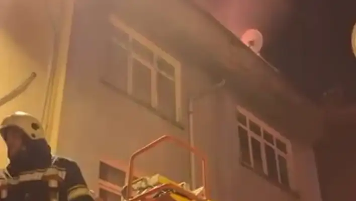 Elazığ'da 4 katlı apartmanda yangın