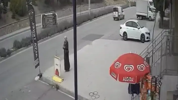 Elazığ'da bir aracın yan yattığı kaza anı kameralar tarafından kaydedildi