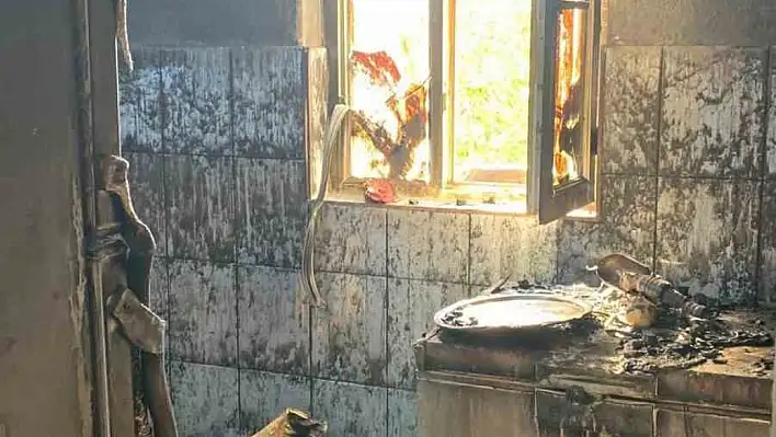Elazığ'da bir ev, çıkan yangında tamamen yanarak kül oldu.