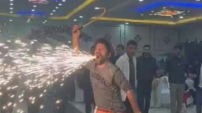 Elazığ'da bir davulcu, sergilediği figürlerle düğünlere neşe ve renk katıyor.