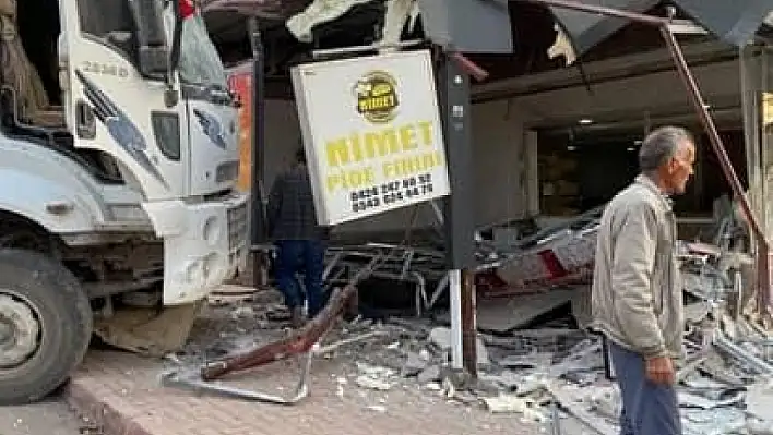 Elazığ'da fren arızası yaşayan bir kamyon kontrolden çıkarak fırına girdi