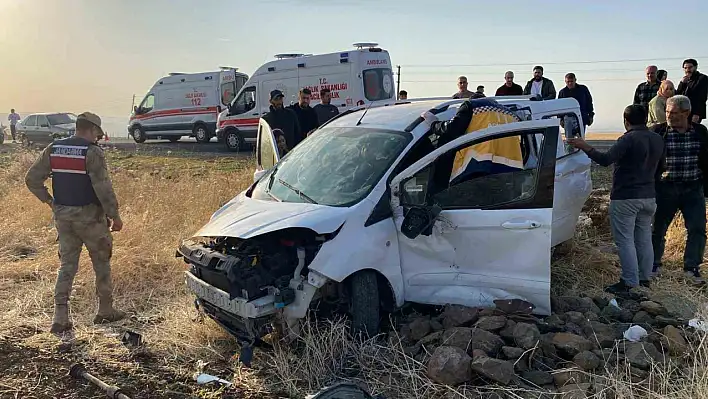 Elazığ'da hafif ticari araç tarlaya savruldu: 3 kişi yaralandı