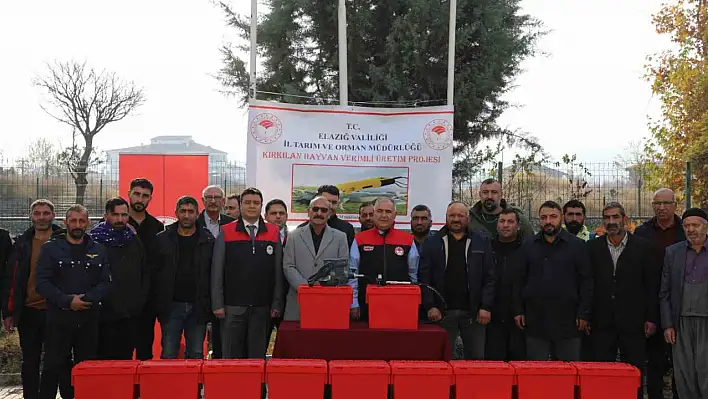 Elazığ'da hayvan yetiştiricilerine kırkım makineleri dağıtıldı.