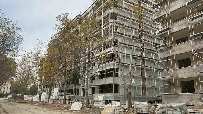 Elazığ'da bir inşaatta çalışan işçi, düşme sonucu ağır şekilde yaralandı.