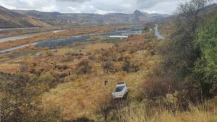 Elazığ'da kamyonet şarampole uçtu