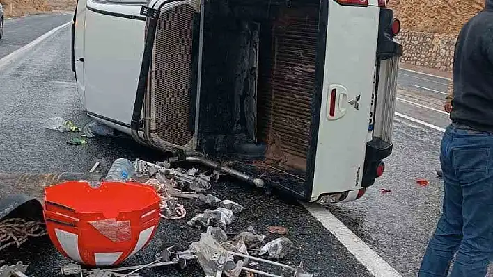 Elazığ'da kaygan zeminde kontrolden çıkan kamyonet devrildi.