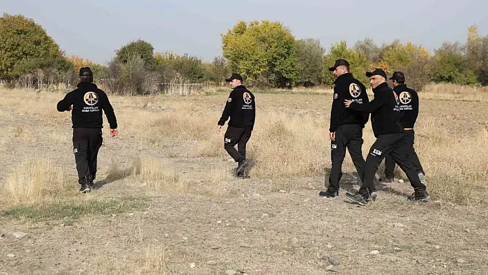 Elazığ'da kaybolan çocuğu bulmak için 250 kişilik bir ekip arama çalışmalarını sürdürüyor.