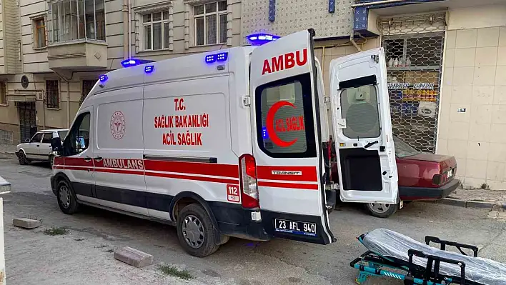 Elazığ'da boğazını keserek intihar girişiminde bulunan bir kadın ağır yaralandı.