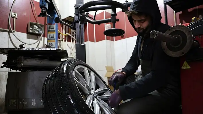 Elazığ'da kış lastiği taktırma yoğunluğu yaşandı.