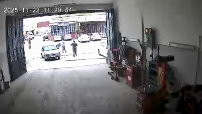 Elazığ'da motosiklet kazası güvenlik kamerasına takıldı.