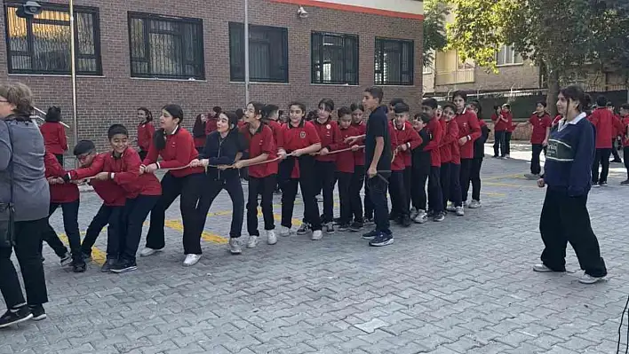 Elazığ'da öğrenciler, geleneksel oyunlarla keyifli vakit geçiriyor