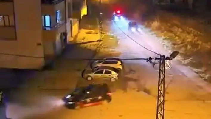 Elazığ'da polisin dur ihtarına uymayıp kaçan ehliyetsiz sürücüye ve aracın sahibine 63 bin lira ceza kesildi.