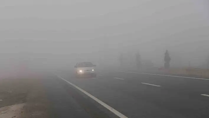 Elazığ'da yoğun sis etkisini gösterdi.