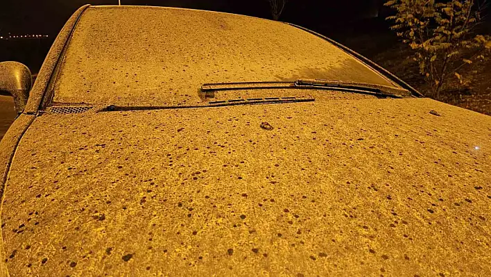 Elazığ'da toz taşınımı ile yağışın birleşmesi sonucu adeta çamur şeklinde bir yağış meydana geldi