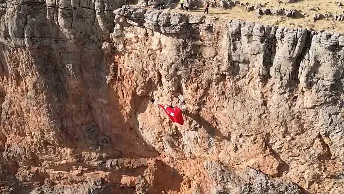 Elazığlı dağcılar, kayalık bir alana çıkarak Türk bayrağını dalgalandırdı