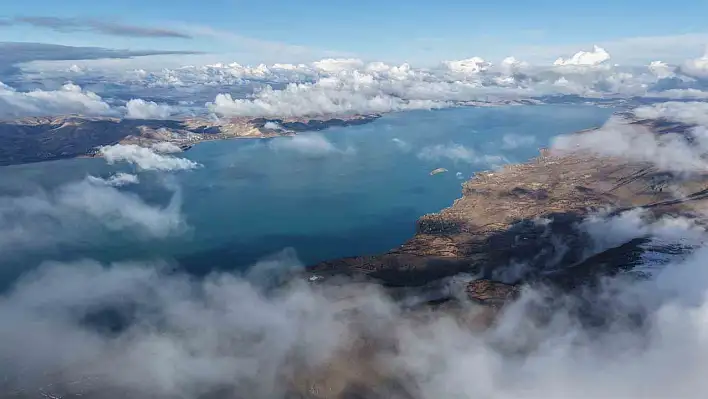 Karla kaplı dağ ve göl, kartpostallık görüntüler sundu.