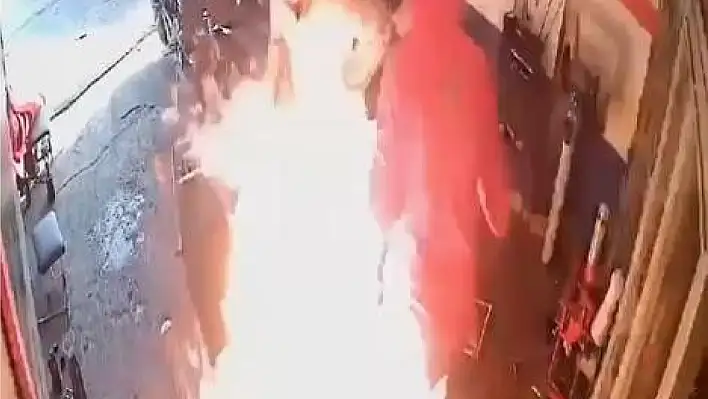 Bir motosiklette çıkan yangına müdahale etmeye çalışan kişiler, yanıcı madde kullanmaları sonucu alevlerin ortasında kaldı.